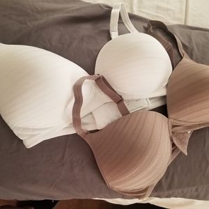 NWOT Warners Wireless Natural Lift Bras